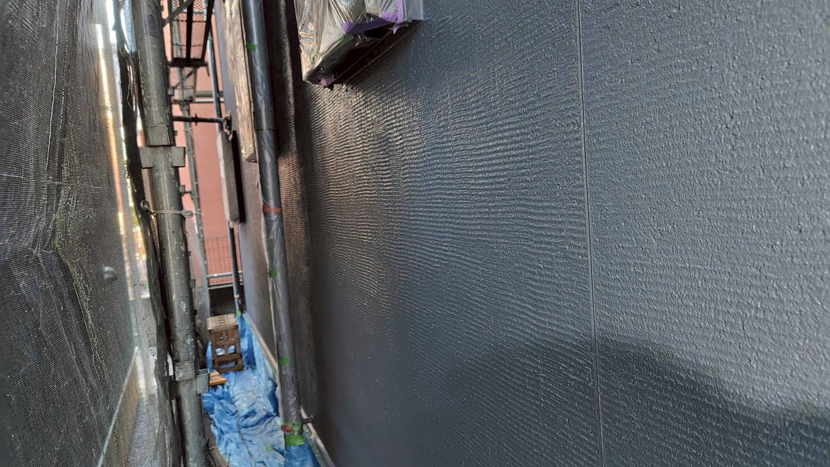 中塗り材を塗装してグレーになった外壁